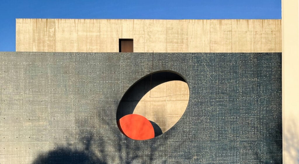 Sede di Bentivoglio, fondazionemarionanni. La parete sud con meridiana. Foto marionanni, 2025