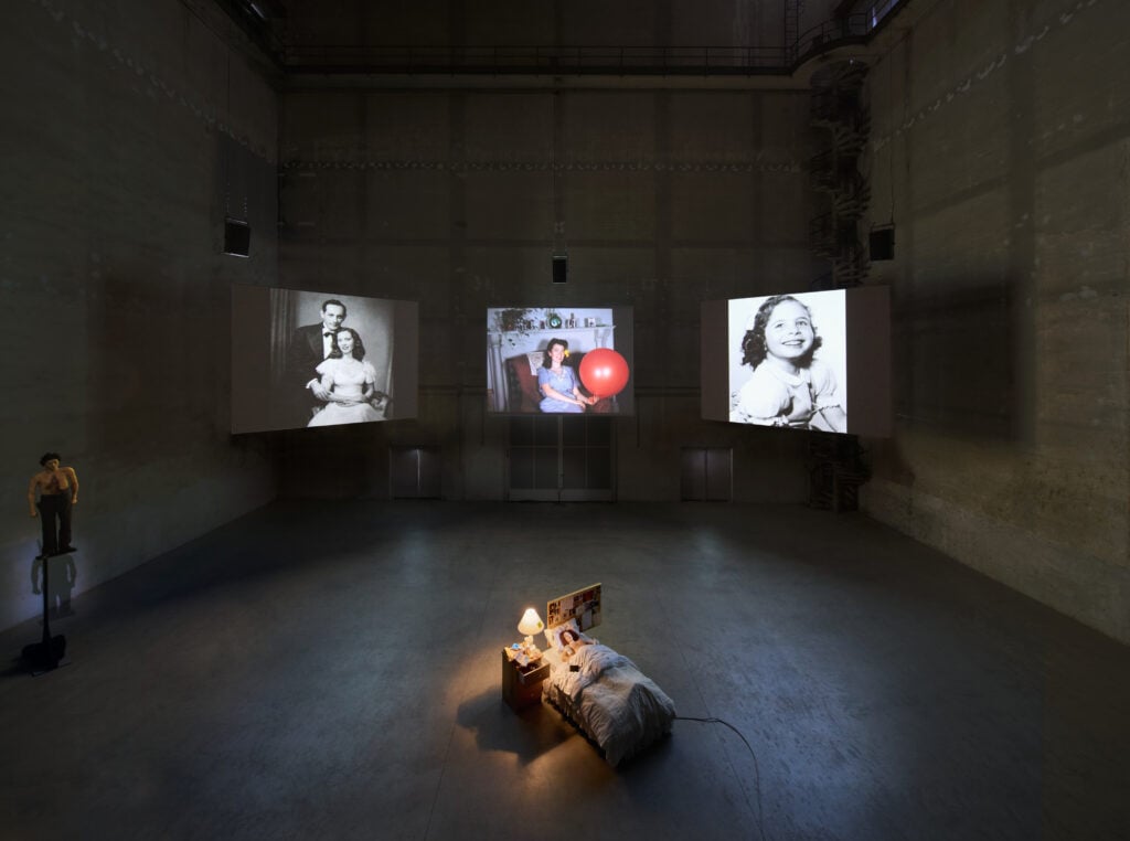 In villaggio di immagini della grande Nan Goldin all’HangarBicocca di Milano