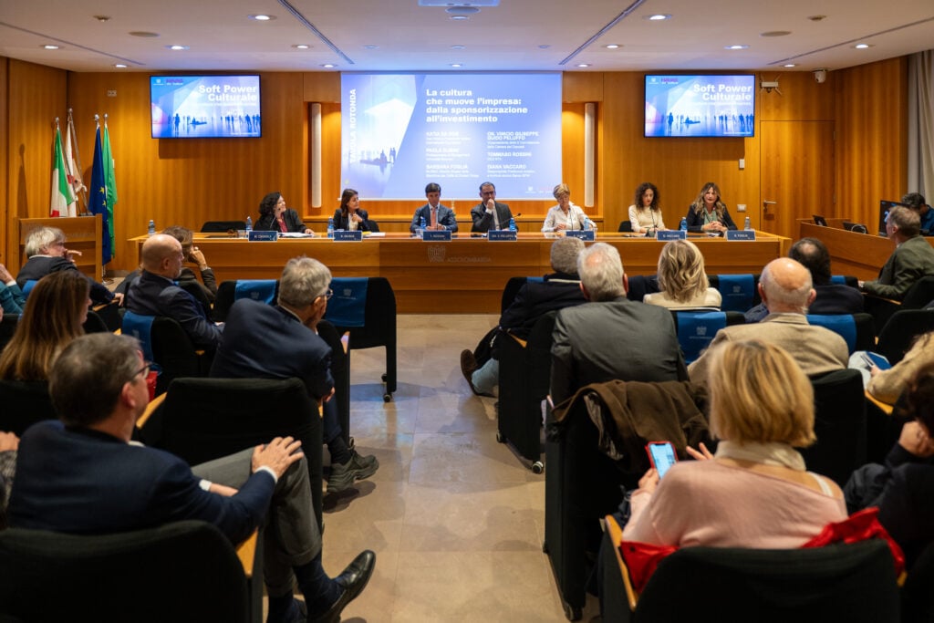 (2) Da sx: Diana Vaccaro (responsabile Patrimonio artistico e Archivio storico Banco BPM), Francesco Morace (sociologo, founfed Future Concept Lab), Barbara Foglia (MUMAC Director Museo della Macchina per Caffè di Cimbali Group), Katia da Ros (CEO Irinox e Venice Foundation International), Luigi Abete (Presidente Confindustria Cultura Italia), Caterina Tonini (CEO Havas Creative Network), Alvise Biffi (Presidente Assolombarda), Tommaso Rossini (CEO RTA)