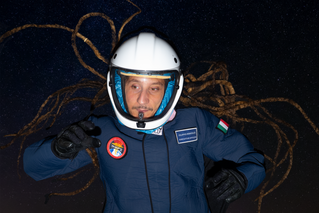 Il rientro dalla “missione lunare”. La performance dell’artista Filippo Riniolo con Corrado Formigli
