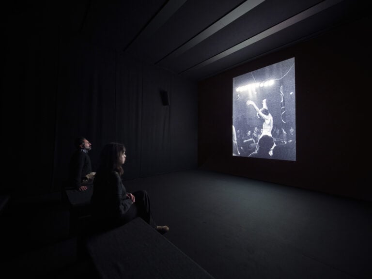 Nan Goldin The Other Side, 1992-2021 Veduta dell’installazione, Pirelli HangarBicocca, Milano, 2025, © Nan Goldin, Courtesy l’artista, Gagosian, e Pirelli HangarBicocca, Milano, Foto Agostino Osio