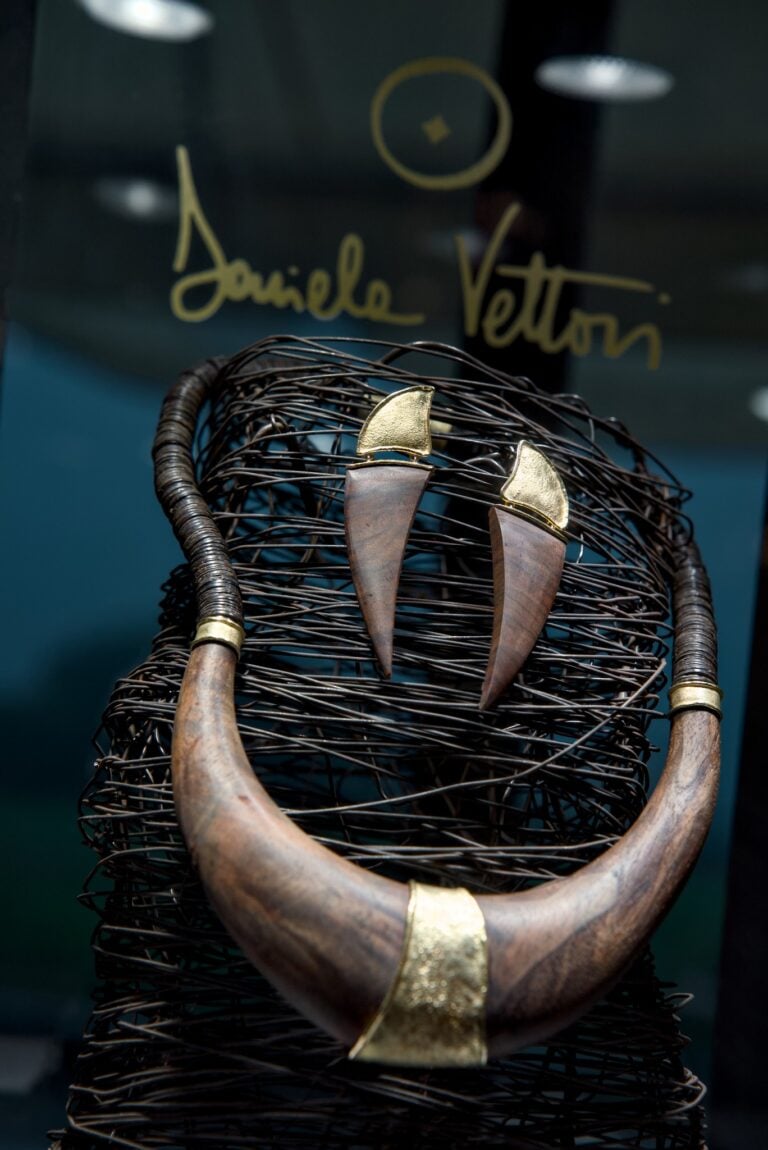 Una delle creazioni in oro e legno di Daniela Vettori