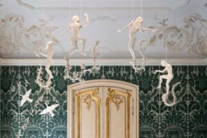 Mostriciattoli di ceramica dentro e fuori i palazzi storici di Milano. La città celebra l’artista Diego Cibelli