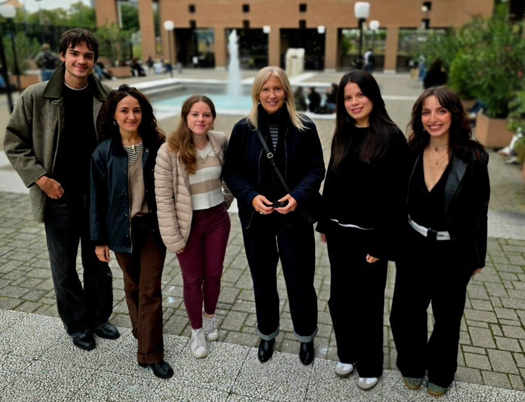 Valentina Tosoni a Milano con gli studenti nel campus IULM
