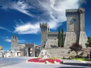 Nella rocca medievale sul Monte Amiata su fanno mostre d’arte contemporanea (il curatore è giovanissimo)