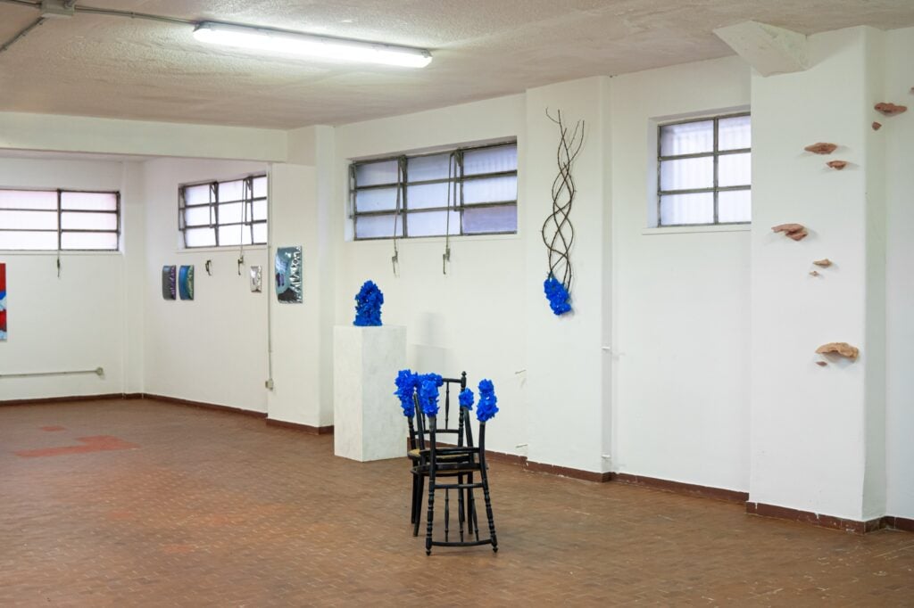 A Roma tanta arte in un ex magazzino. Tra le opere spunta pure un’estetista