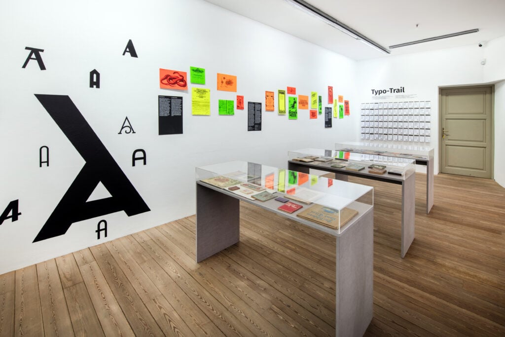 AlpiTypes, Installation view, Kunst Meran Merano Arte 2025, Foto Ivo Corr&agrave;