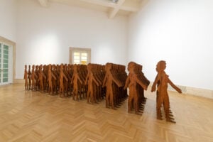 Tra nostalgia e meraviglia la GNAMC di Roma celebra Mario Ceroli con una grande mostra 