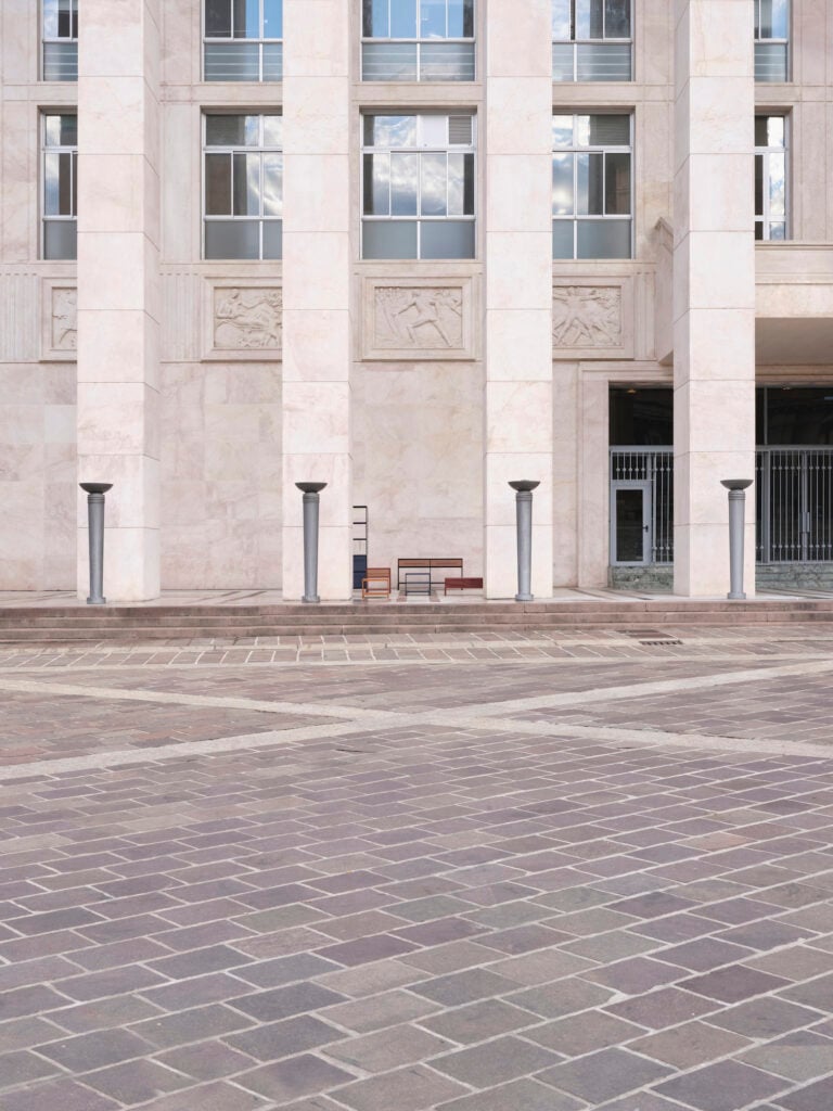 Design e fotografia contemporanea: i mobili di Alias in giro per Bergamo negli scatti di Luca A. Caizzi