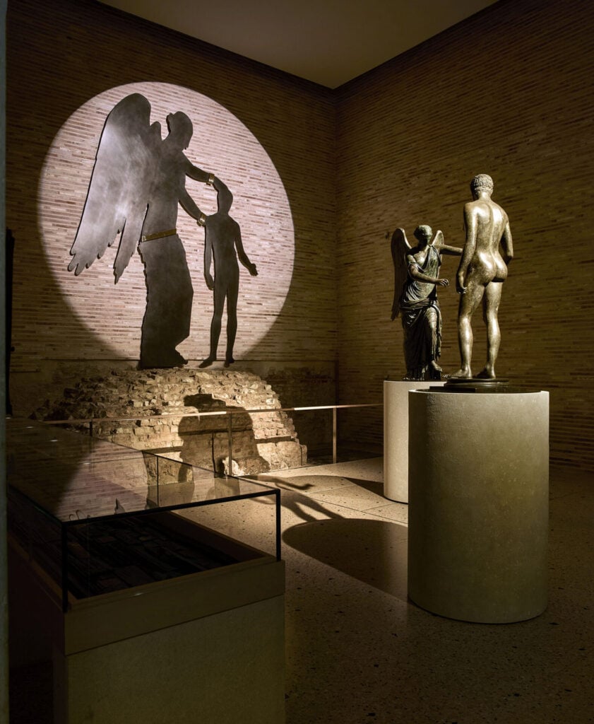 A Brescia la Vittoria Alata incontra l&rsquo;Idolino di Pesaro (E l'allestimento &egrave; di Francesco Vezzoli!)