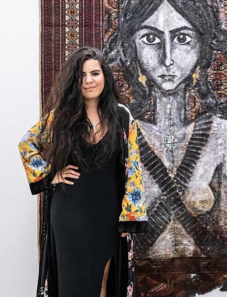 Zehra Doğan. Ph: POKNO STUDIO. Corpi sul palco