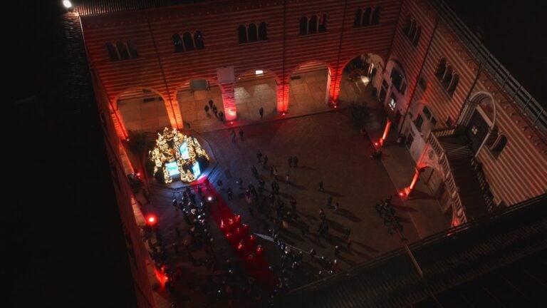 Architetture di luci e performance si integrano col patrimonio storico nel Natale di Verona