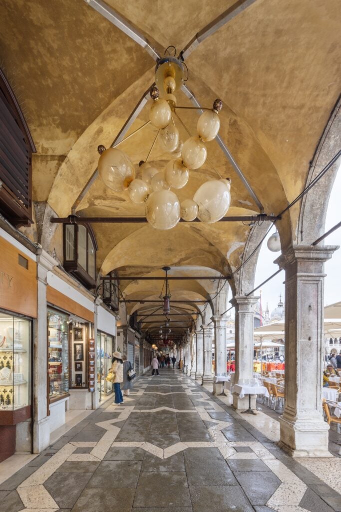 . Trama di Luce, artista Michela Cattai, maestro Simone Cenedese, fornace Simone Cenedese Murano. Foto Giorgio Bombieri