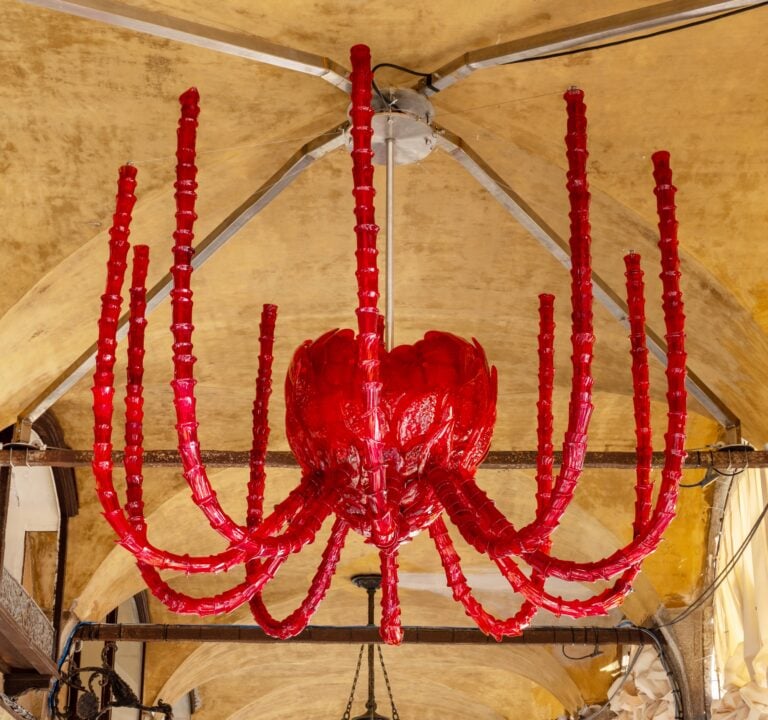 . Cuore Infinito, artista Joana Vasconcelos, maestro Massimiliano Luzzi, fornace Berengo Studio. Foto Giorgio Bombieri