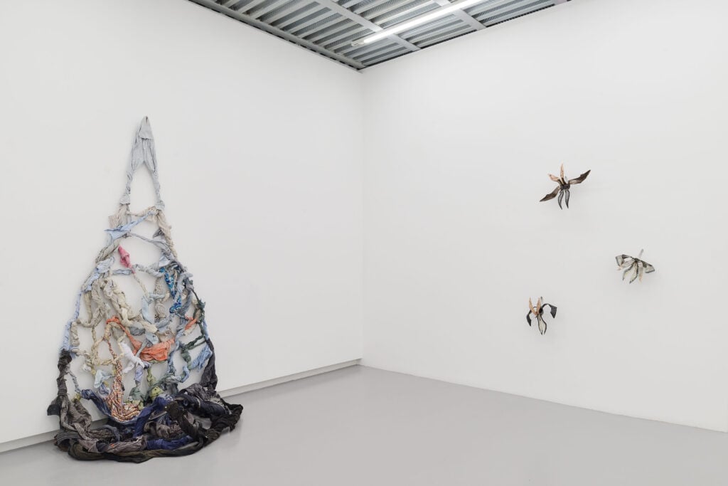 Kaarina Kaikkonen torna a Roma con una mostra che riflette su legami e relazioni 