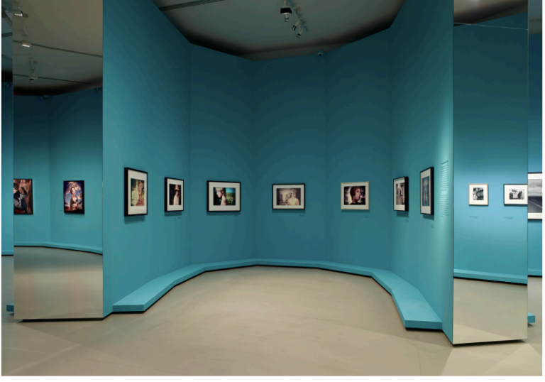 Marco Palmieri, Cindy Sherman. Une R&eacute;trospective (de 1975 &agrave; 2020), Fondation Louis Vuitton, Parigi, 2020. Veduta dell&rsquo;installazione &copy; Fondation Louis Vuitton - Marc Domage