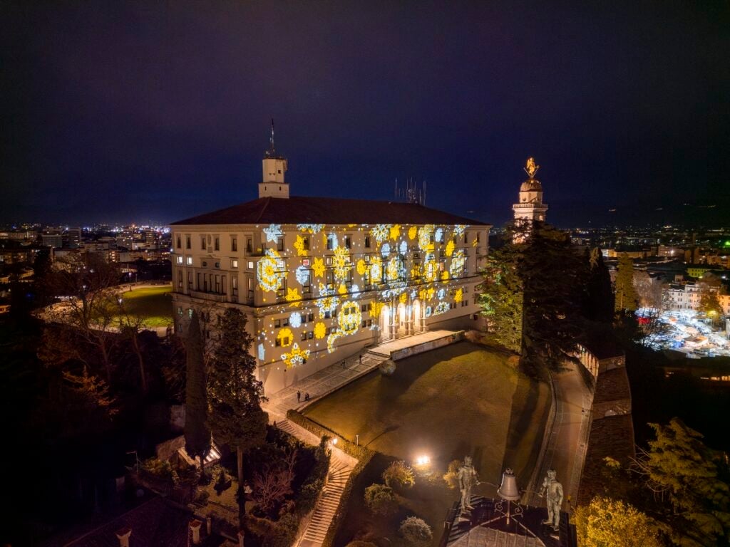 La guida alle idee regalo artistiche ed esperienze culturali per il Natale 2025