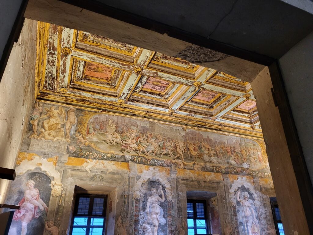 A Roma partono le visite al cantiere di restauro di una incredibile villa del Cinquecento: affreschi mai visti prima