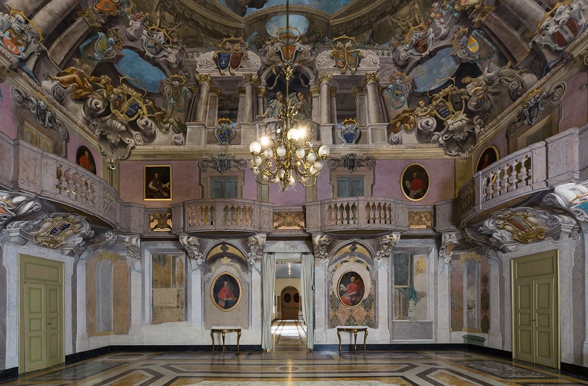 https://www.artribune.com/wp-content/uploads/2025/12/3-la-sala-dei-cardinali-e-la-galleria-donore-della-fondazione-collegio-san-carlo-gli-spazi-della-mostra-1200x789-1.jpg