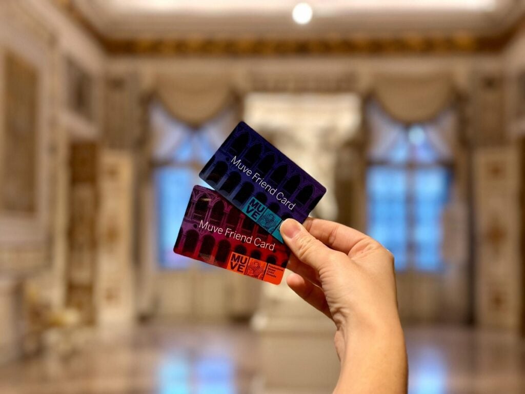 La guida alle idee regalo artistiche ed esperienze culturali per il Natale 2025