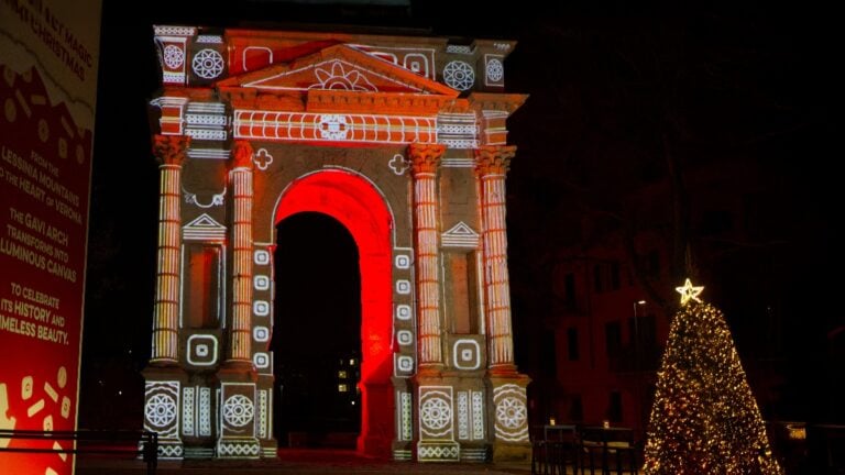Architetture di luci e performance si integrano col patrimonio storico nel Natale di Verona