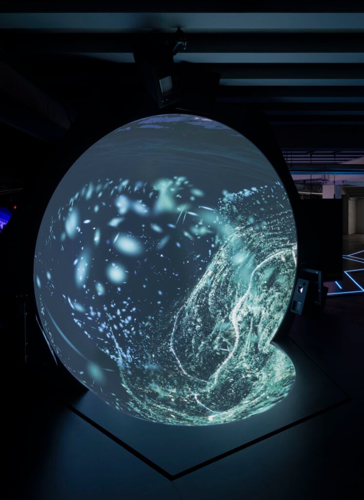 Hito Steyerl The Island , 2025 Video HD monocanale, cinema; ologrammi con rumori quantistici; sfere con proiezioni archeologiche; video documentari. Durata 26 minuti (video HD monocanale); installazione di dimensioni variabili Courtesy l’artista, Fondazione Prada, Andrew Kreps Gallery, New York ed Esther Schipper, Berlin/Paris/Seoul