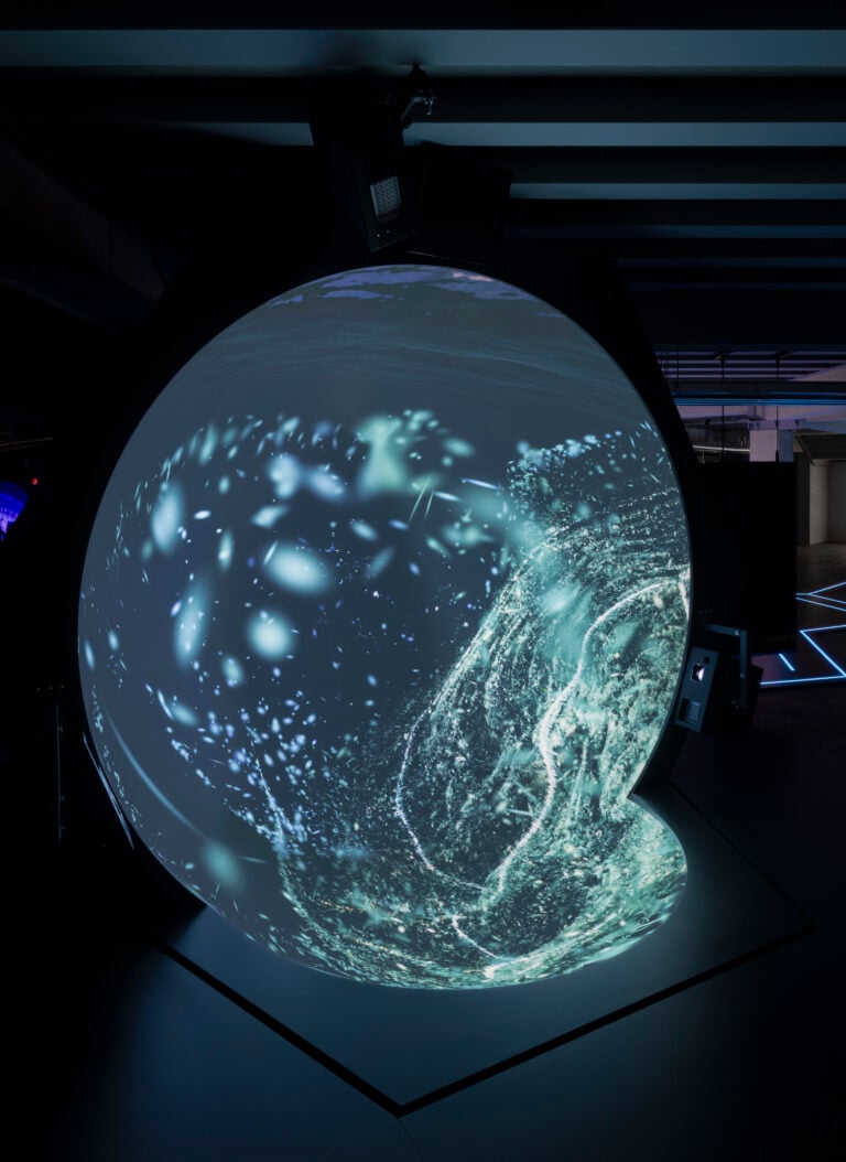 Hito Steyerl The Island , 2025 Video HD monocanale, cinema; ologrammi con rumori quantistici; sfere con proiezioni archeologiche; video documentari. Durata 26 minuti (video HD monocanale); installazione di dimensioni variabili Courtesy l&rsquo;artista, Fondazione Prada, Andrew Kreps Gallery, New York ed Esther Schipper, Berlin/Paris/Seoul