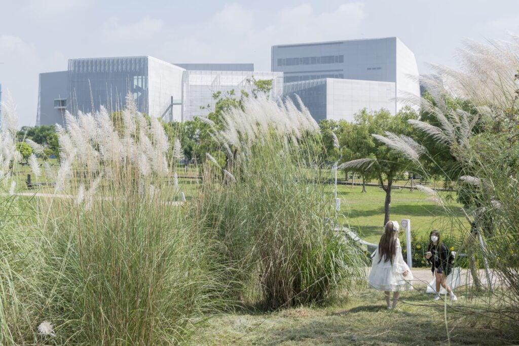 Exterior of Taichung Green Museumbrary, designed by SANAA Architects. Image courtesy of Taichung Art Museum. &copy; Iwan Baan 