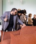 Da vedere, ma con le mani. Il divano progettato con persone cieche dai designer Debonademeo