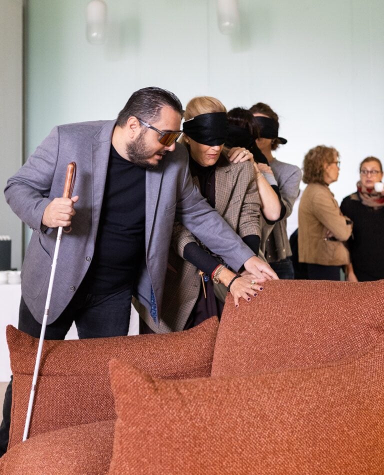 Da vedere, ma con le mani. Il divano progettato con persone cieche dai designer Debonademeo