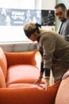 Da vedere, ma con le mani. Il divano progettato con persone cieche dai designer Debonademeo