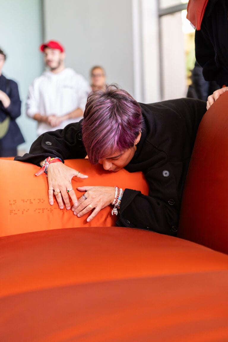 Da vedere, ma con le mani. Il divano progettato con persone cieche dai designer Debonademeo