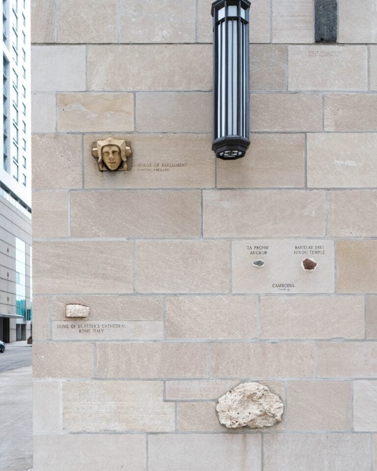 Alcuni dei frammenti incastonati nella Tribune Tower di Chicago