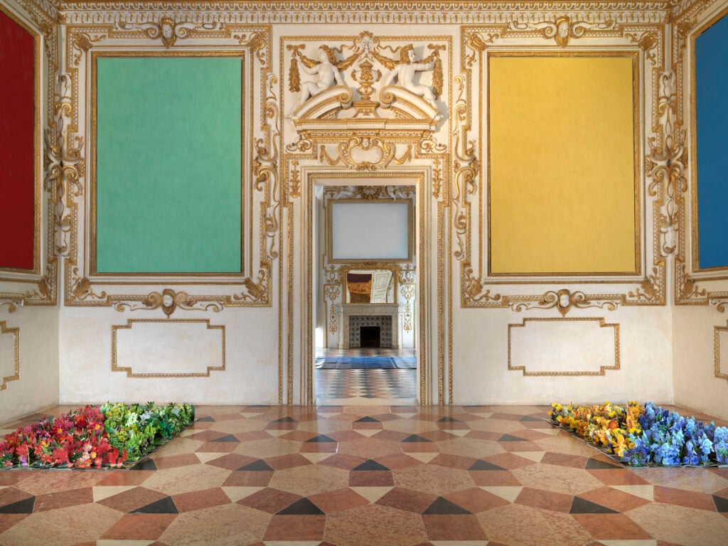 Perdersi tra fiori, mari e cieli di carta. La mostra dell’artista Andrea Mastrovito a Sassuolo 