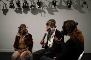 A Genova un’artista apre la sua mostra con una performance che porta in scena 5 collezionisti 