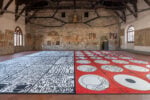 Un’installazione d’artista per ridisegnare il pavimento del Palazzo della Ragione di Bergamo