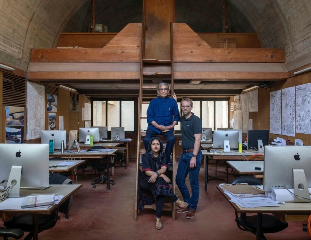 Balkrishna Doshi con Khushnu Panthaki Hoof e Sönke Hoof, 2018