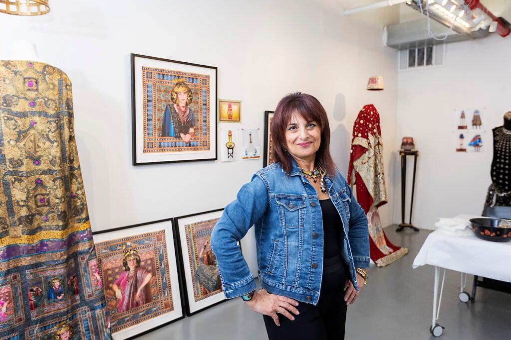 Ricamare potere e vulnerabilità sul bordo di un fez con l’artista Camille Eskell 