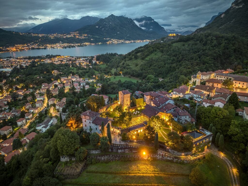 Castello di Rossino affacciato sul lago di Como