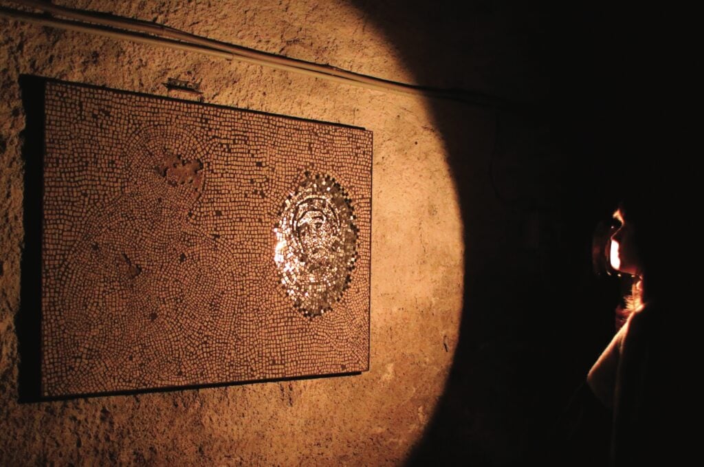 Clément Mitéran, Miroir, 2025, chimigramma su oro bianco e mosaico in marmo bianco, 90 × 121 cm, veduta dell’installazione Tout y parlerait À l'âme en secret, presunta cappella di San Giovanni Decollato, Ravenna 2025