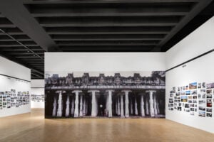 Case, viaggi e fogli di giornale: l’Ettore Sottsass fotografo in mostra alla Triennale di Milano