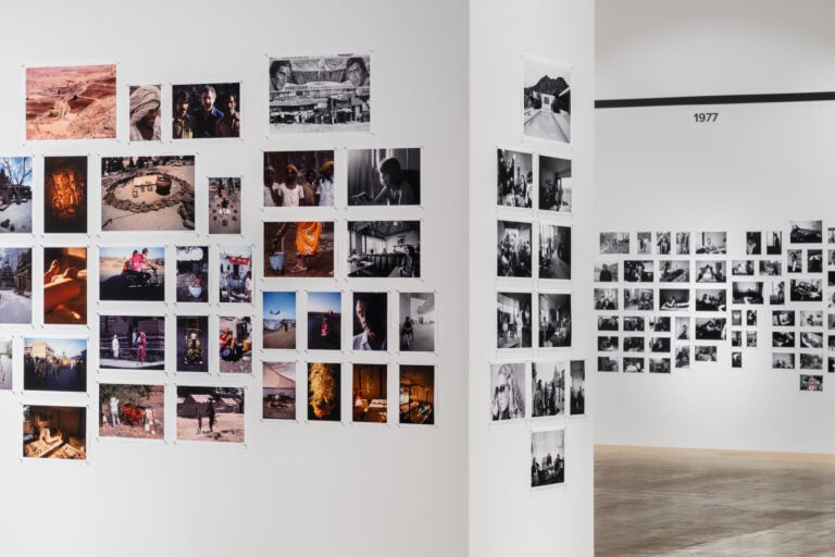 Case, viaggi e fogli di giornale: l&rsquo;Ettore Sottsass fotografo in mostra alla Triennale di Milano