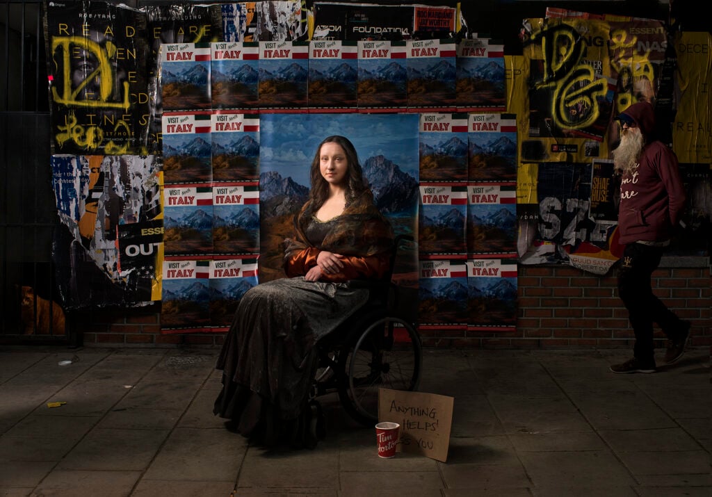 La fotografa che reinterpreta le grandi donne della storia dell’arte come simbolo di denuncia sociale