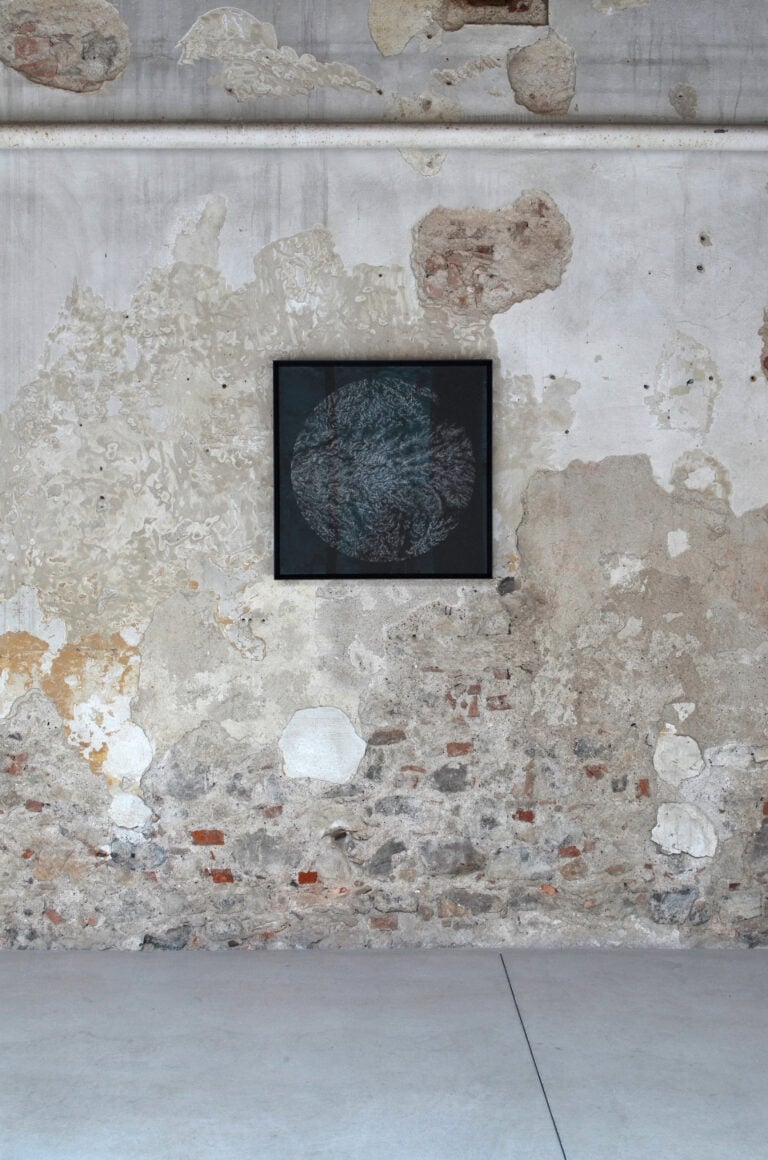 L'opera di Stefano Mario Zatti per la mostra Matermània/Matermanìa ad Atipografia ad Arzignano, installation view