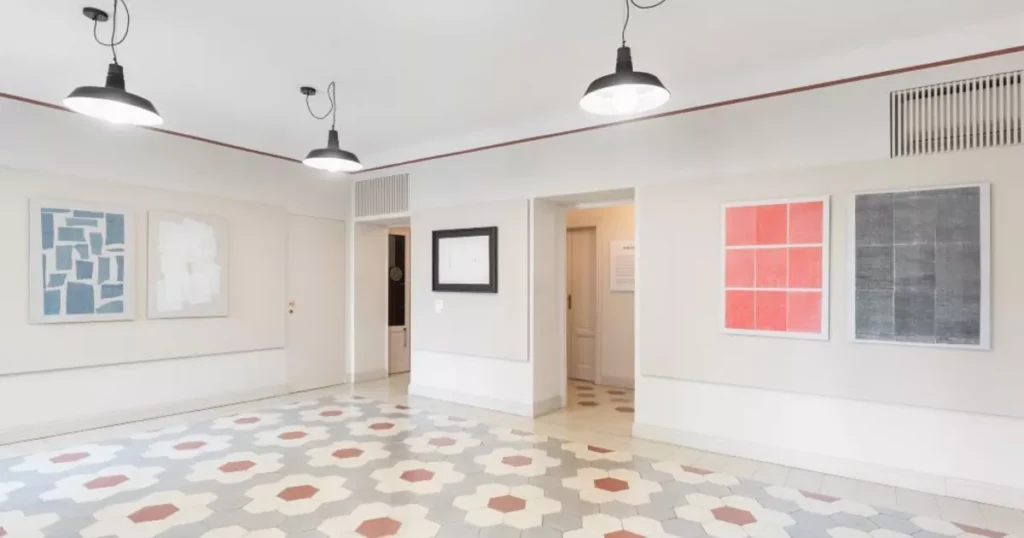 Cartacarbone, cartoline e Trattopen: il fascino dei materiali di una volta in mostra a Milano 