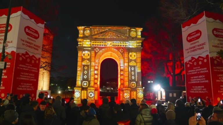 Architetture di luci e performance si integrano col patrimonio storico nel Natale di Verona