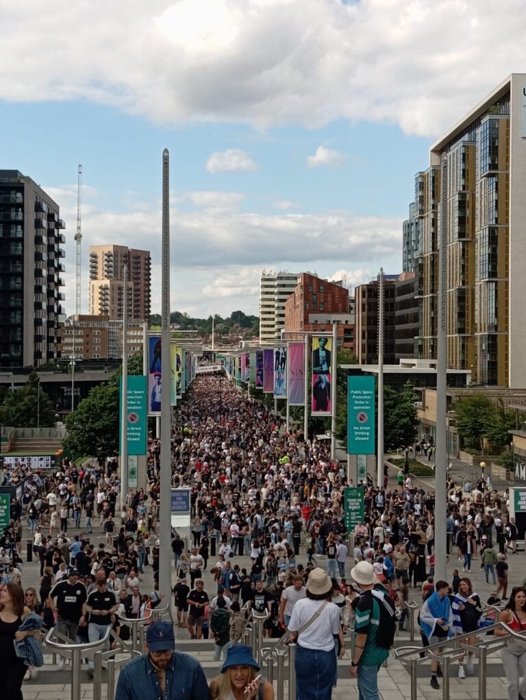 In attesa del concerto degli Oasis a Wembley. Ph Roberto Oliva