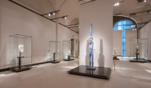 Il Louvre inaugura la Galleria dei Cinque Continenti: un nuovo allestimento per l’arte extraeuropea