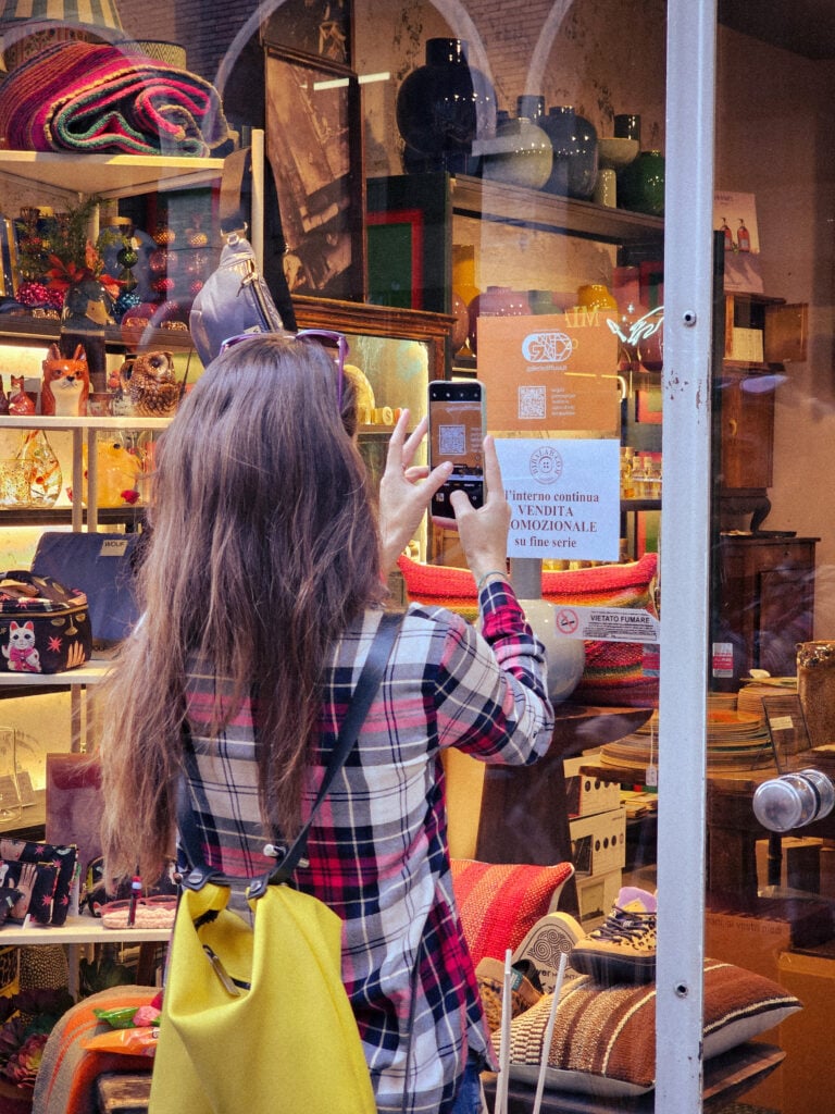 Galleria Diffusa - Persona Seguendo la Mappa con QR