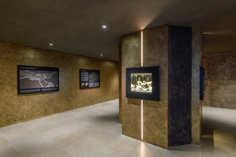 Installation view LABORATORIO NEANDERTHAL. Le scoperte di Grotta Guattari. MUCIV-Museo delle Civilt&agrave;, Roma. Foto Giorgio Benni